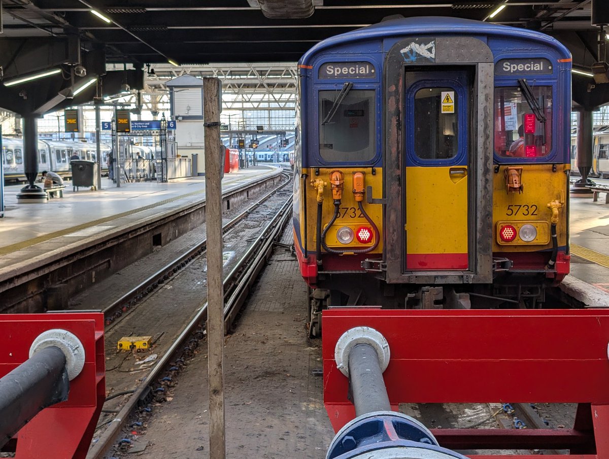 TRACKiSTuk's tweet photo. 🎵I'm special (Special), so special (Special) 🎵

455712 + 455732 still plodding on this evening with 2F91 (absolute screamer fast to Surbiton) - 17:02 departure. Good to see lots of photographers/videographers at nearly every station on the way down. https://t.co/EcDYmx3XyH