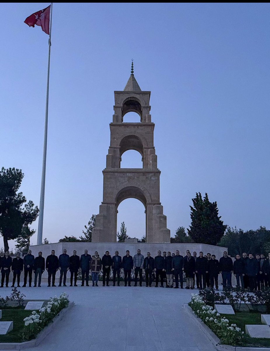 Dün gece Çanakkale’nin kalbinde, 57. Alay Şehitliği’nin o vakur ve mukaddes atmosferinde biz ülkücüler bir sofranın etrafında, bin yıllık kardeşliğin ekmeğini bölüştük.

Üç Hilal'in gölgesinde, şehitlerin huzurunda var olsun Ülkü Ocakları 🇹🇷🇹🇷🇹🇷