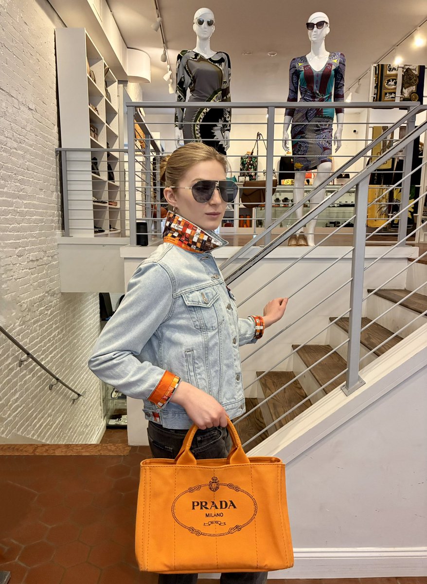 vintagetastebos's tweet image. Ava found the perfect spring outfit today at Vintage Taste! Just in is this Prada Canapa canvas tote that perfectly matches the Levi’s denim jacket with a sewn on vintage Hermès silk scarf, styled with Fendi sunglasses. 

#highendfashion #highendconsignment #designerbags #luxury
