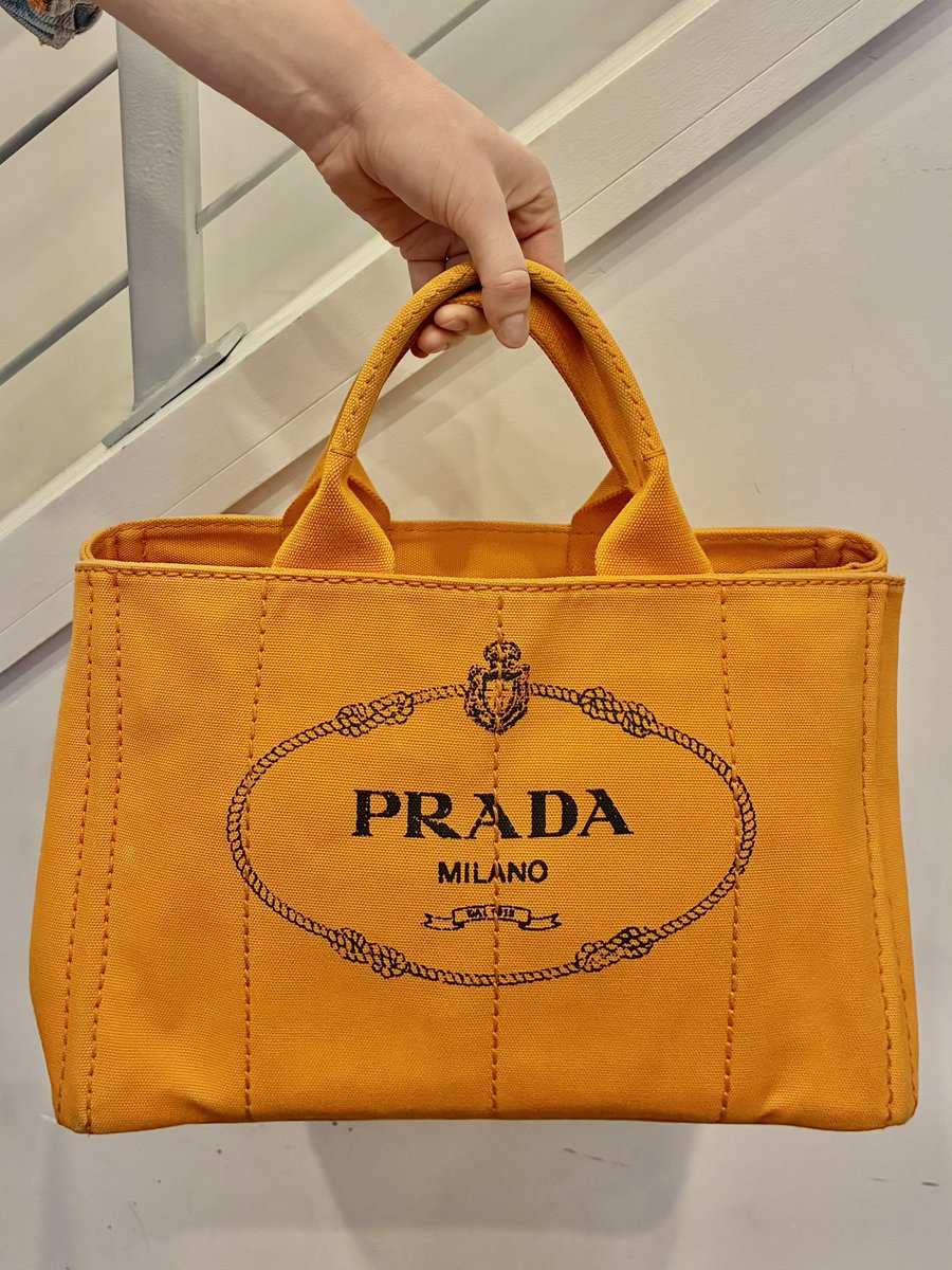 vintagetastebos's tweet image. Ava found the perfect spring outfit today at Vintage Taste! Just in is this Prada Canapa canvas tote that perfectly matches the Levi’s denim jacket with a sewn on vintage Hermès silk scarf, styled with Fendi sunglasses. 

#highendfashion #highendconsignment #designerbags #luxury