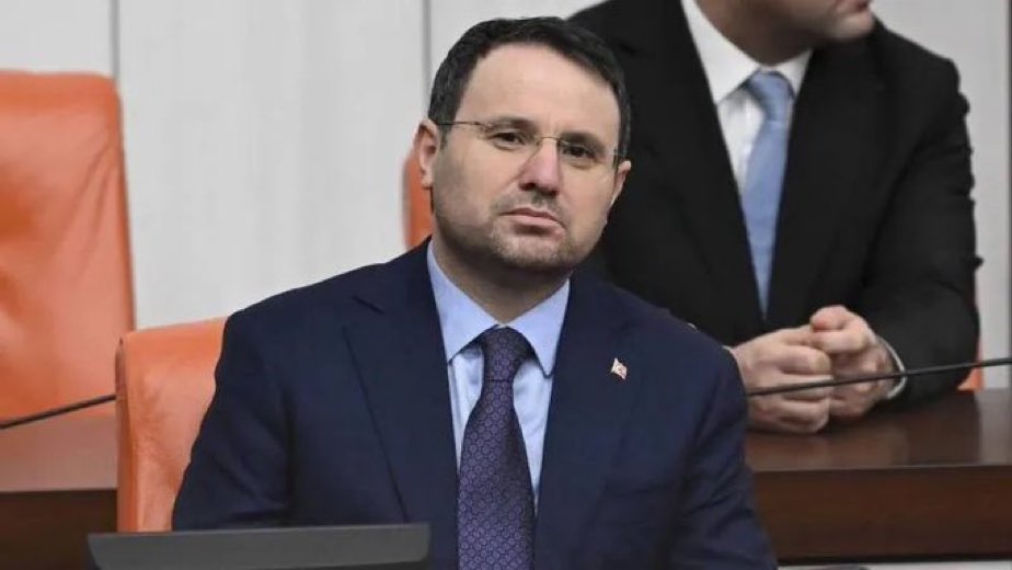 Bu yolda asla yalnız yürümeyeceksin.
Kopyala paylaş
Milli hesaplar Bakanının yanında