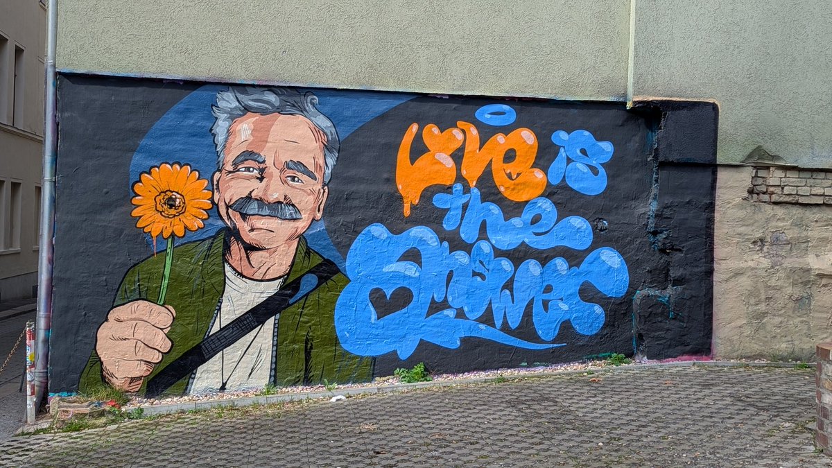 APUK28's tweet photo. #Graffito an einer Hauswand in Halle (Saale) 🌼❤️

#Graffiti #HalleSaale #StreetArt https://t.co/kvIUx6XhXz