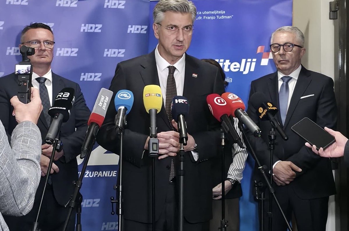 HDZ_HR's tweet image. Premijer @AndrejPlenkovic iz #SlavonskiBrod: Da, kako sam jučer i najavio, #VladaRH je uputila predsjedniku Republike prijedlog o sazivanju sjednica Vijeća za obranu &amp;amp; Vijeća za nacionalnu sigurnost. Ponuđen mu je bilo koji dan sljedećeg tjedna.

Više na ➡️