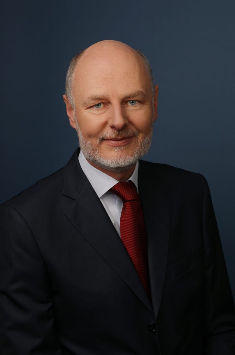 Cédric s’engage avec <a href="/vivreissy/">Vivre Issy Pleinement</a> pour les #Municipales2026. 
Cédric a à cœur de contribuer au bon fonctionnement de la commune en soutenant une équipe engagée pour une gestion plus en phase avec les attentes actuelles.
Dimanche 22, second tour, votez <a href="/vessieremartin1/">Vessiere Martine</a> ! 
Tapez 5️⃣ !