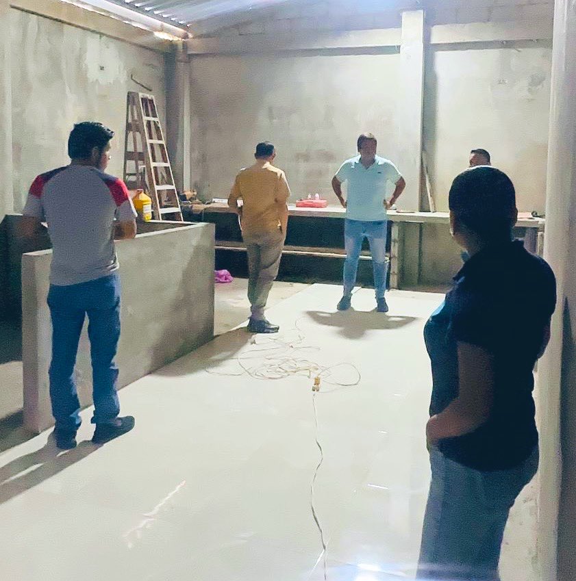 AgrobanEC's tweet photo. ¡Hito! 🔬Junto a @pnud @PNUDEcuador y #ProyectoFARM avanzamos en la construcción de un laboratorio de Trichodermas y EM’s: inocuidad y calidad para +300 ha a pie de finca. 🚜 ¿Adivinas en qué zona estratégica estamos innovando hoy? Te leo en los comentarios #Agroban #LosChirijos https://t.co/q1HpxAYYU2