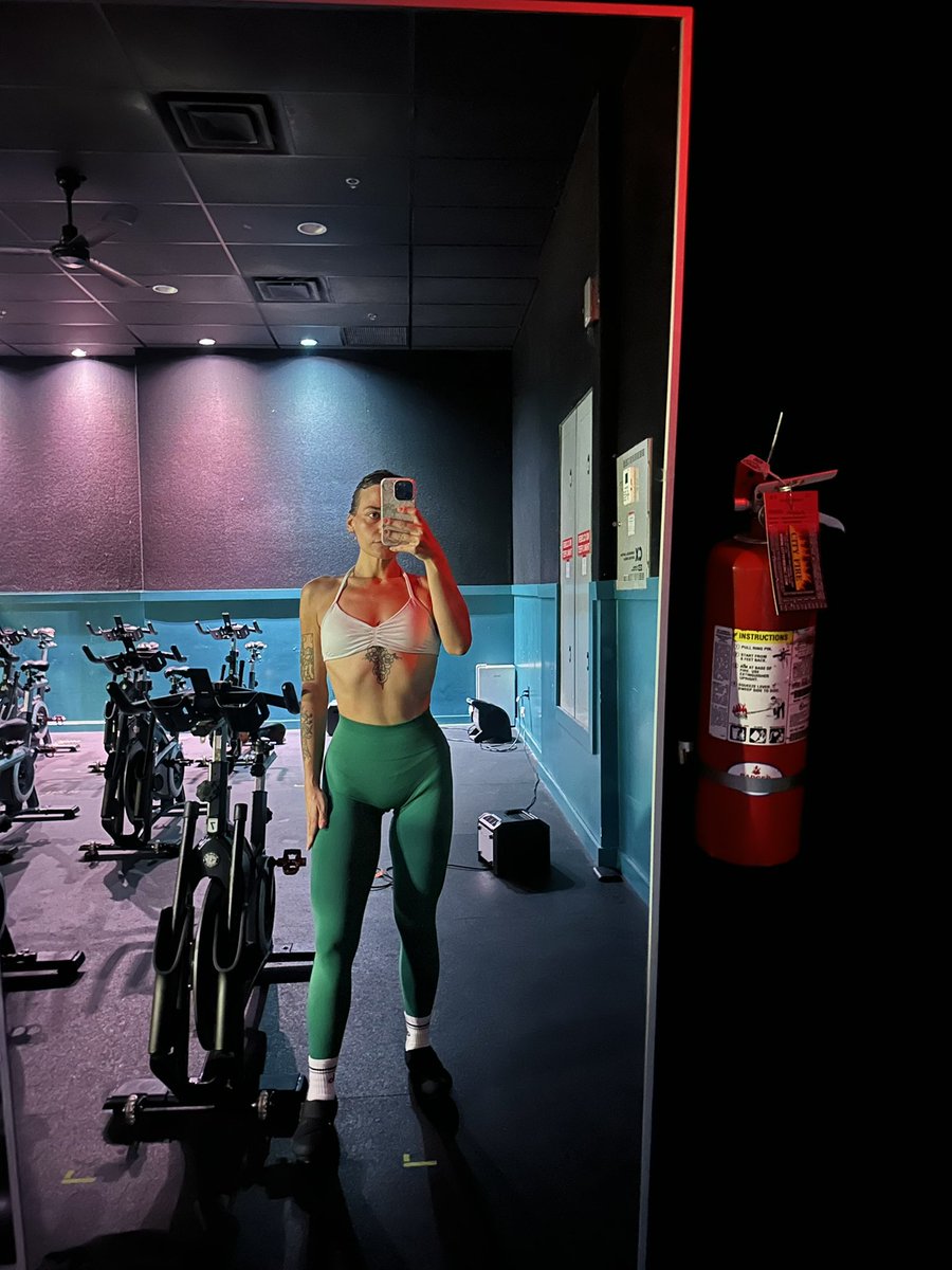 kween_mads's tweet image. #transformationtuesday am I right 

becoming sober and working out genuinely changed my life and I am so forever grateful to younger me for having the strength to keep pushing through 🥰❤️‍🔥🍀😋