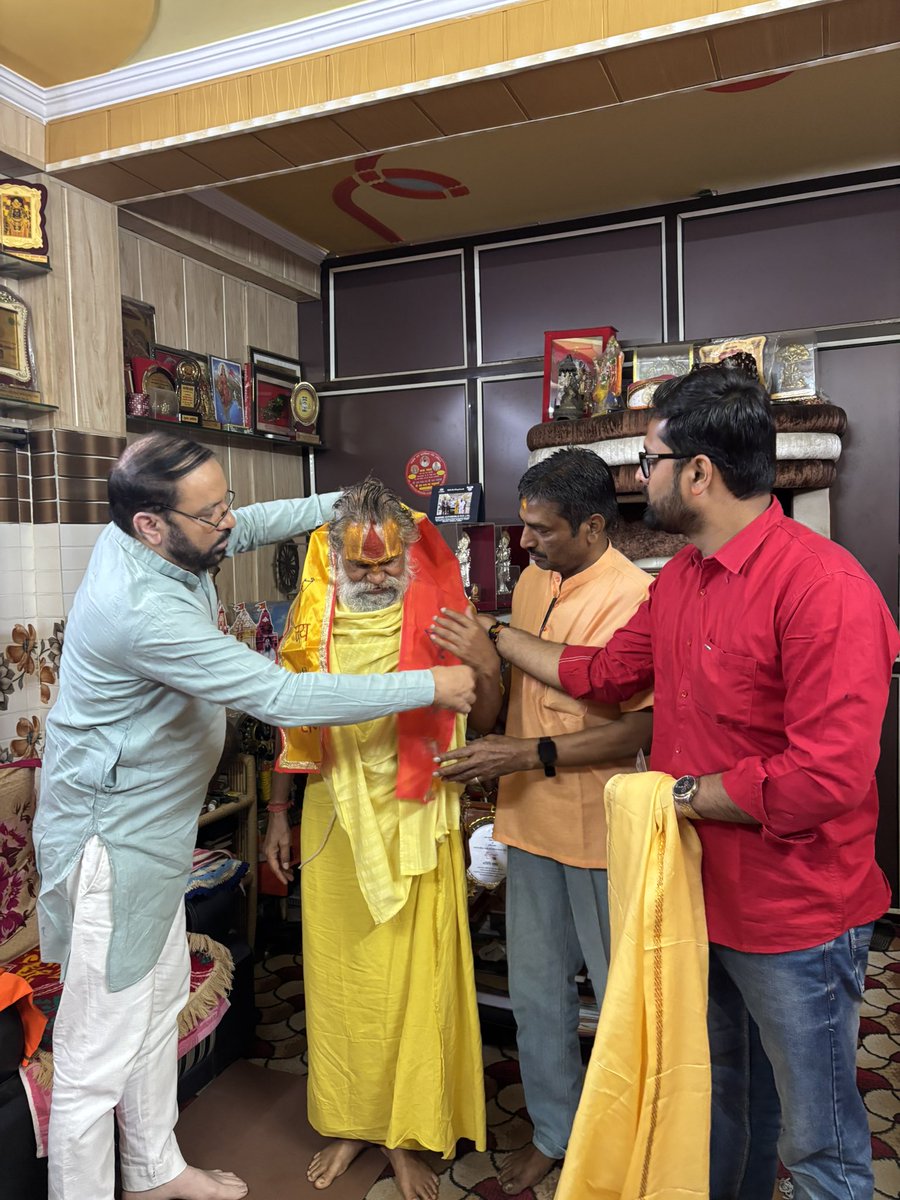 आज मंडलेश्वर पूज्य श्री नवल किशोर दास जी महाराज से उनके आश्रम में जाकर स्नेहपूर्ण भेंट करने का सौभाग्य प्राप्त हुआ।
उनके श्रीचरणों में प्रणाम कर उन्हें 2 अप्रैल को होने वाली भव्य हनुमान जी की शोभायात्रा में पधारने का सादर निमंत्रण दिया।महाराज जी का आशीर्वाद प्राप्त किया।