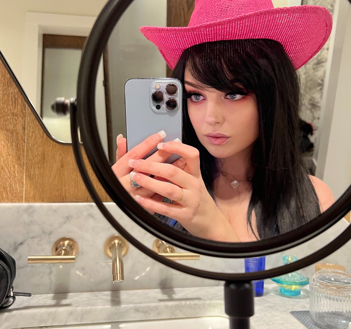 Eva 🖤 tweet media