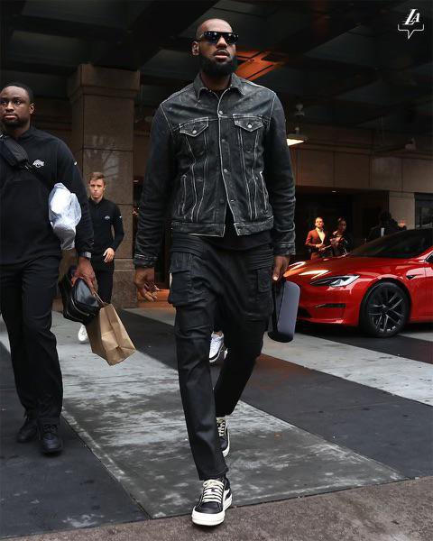 shotupin4k's tweet photo. LeBron James wearing 
FW22 Rick Owens Strobe Vans ($800+) 

Worn during his 38th birthday in 2022 before a game against the Atlanta Hawks. https://t.co/So6MPRdSvh