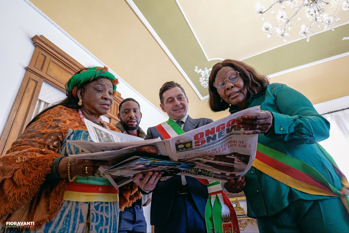 MFSindacoAscoli's tweet photo. Ascoli Piceno stringe la mano a #Yaoundé, capitale del Camerun! 🇨🇲

Un onore ospitare in città il vicesindaco del Municipio V, Fata League Hortense Wansi, e la delegazione proveniente dal Paese africano �� https://t.co/YcfbnBItUN