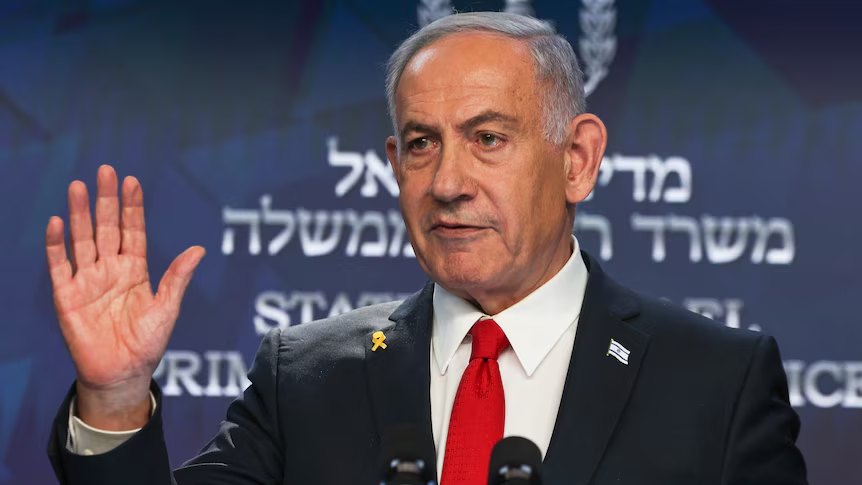 BarryBX78's tweet photo. @ShirleyStarNews @GovMikeHuckabee @HilzFuld @IsraeliPM His real hand is a different shape, different hand markings. Also notice his moles on temples and also the more hair. https://t.co/GOHfRj7ft4