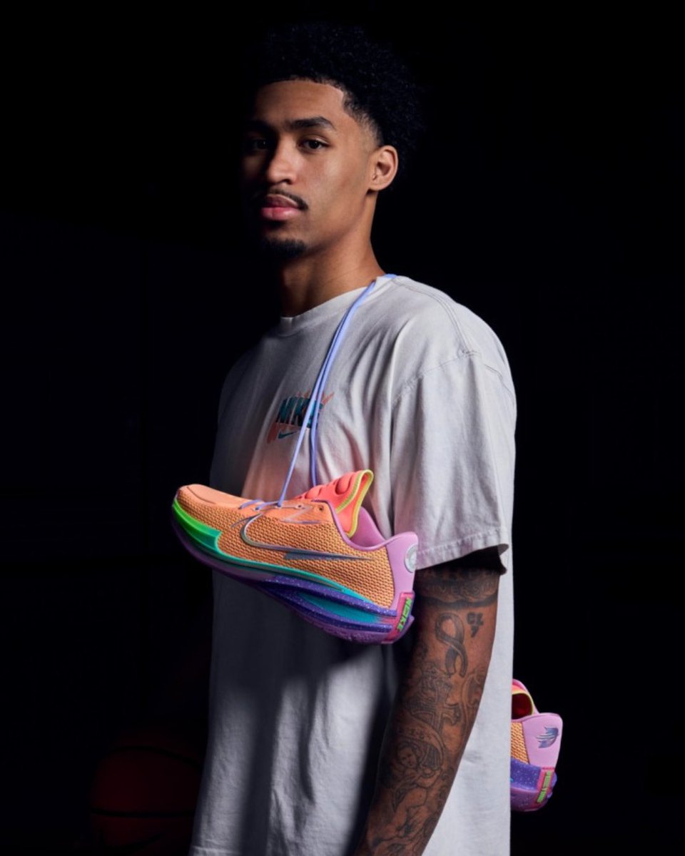 Foot Locker tweet media