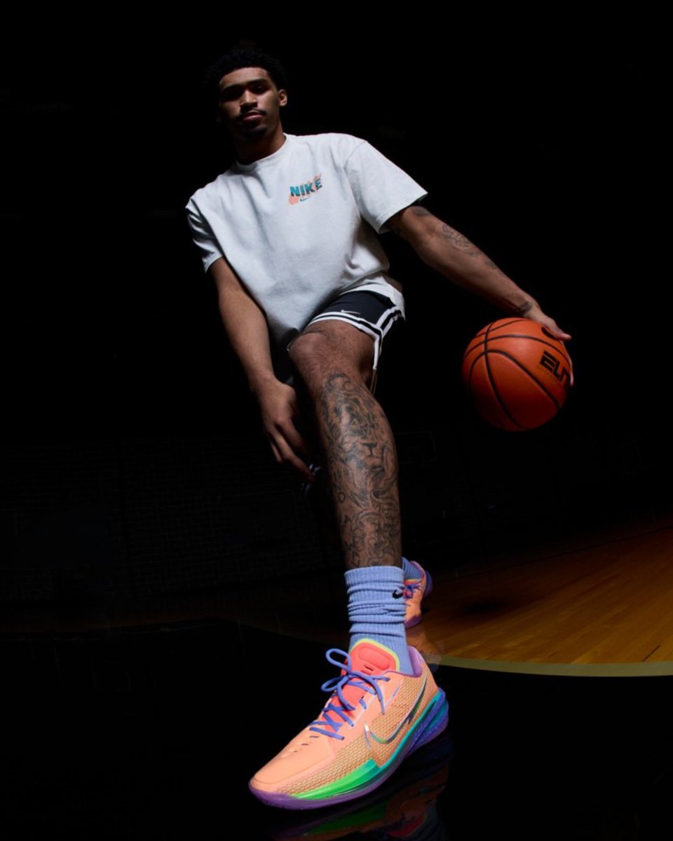 Foot Locker tweet media