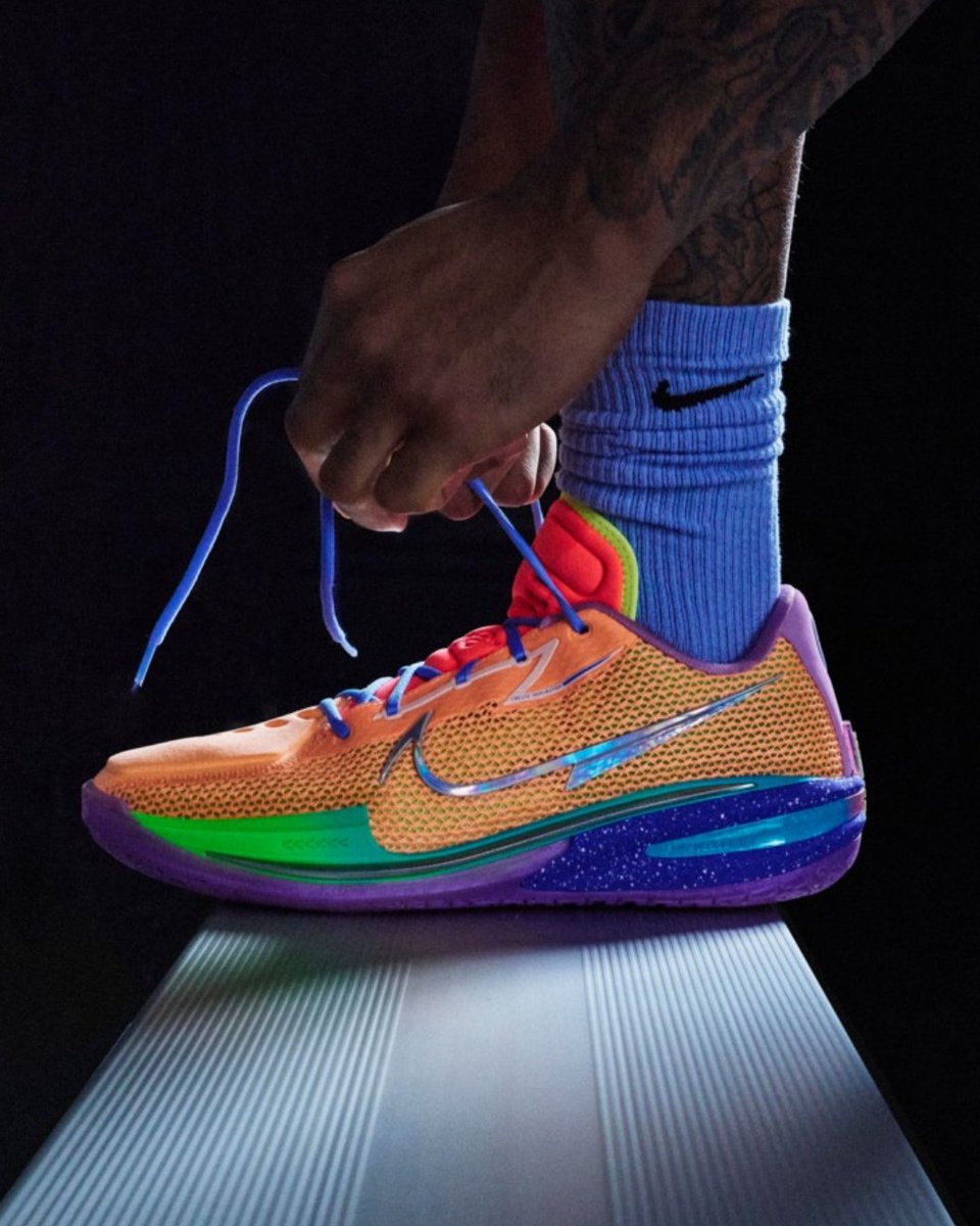 Foot Locker tweet media