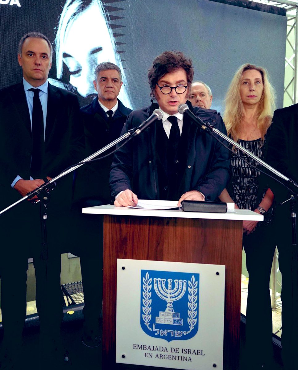 RabinoGarmon's tweet photo. "No puede haber alto el fuego frente al terrorismo. 
Hoy, Argentina 🇦🇷 es socia de Israel en esta misión de defender los valores de la libertad."
🇦🇷🤝🇮🇱
Discurso del presidente @JMilei en una ceremonia conmemorativa del 34º aniversario del ataque a la embajada israelí en Buenos Aires.