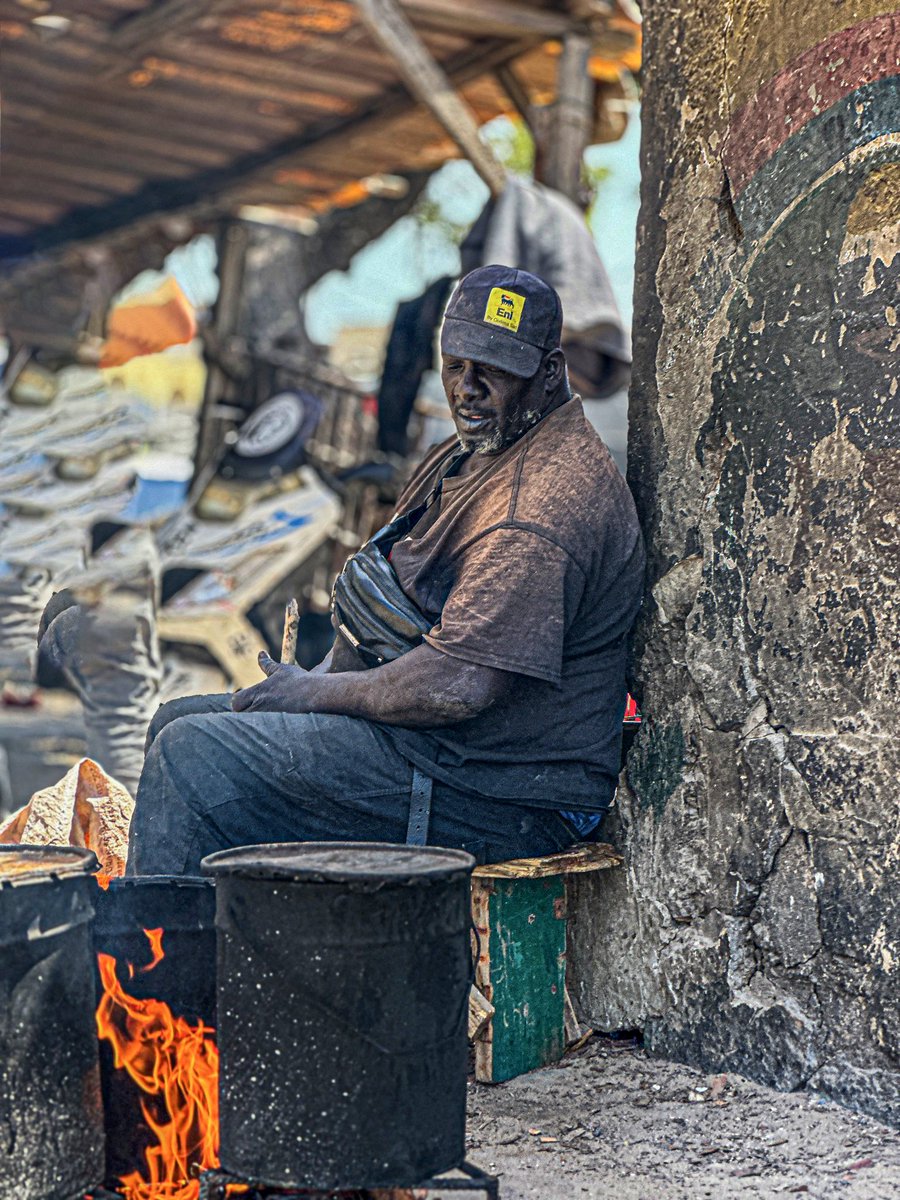 kalapo_moussa's tweet photo. Dans les rues de Dakar de Soumbedioune a Sandaga
#streetphotography #dakar #loveafrica #johnkalapo #senegalaise #senegal #rek #Jerejef https://t.co/PRnEV16Vaw