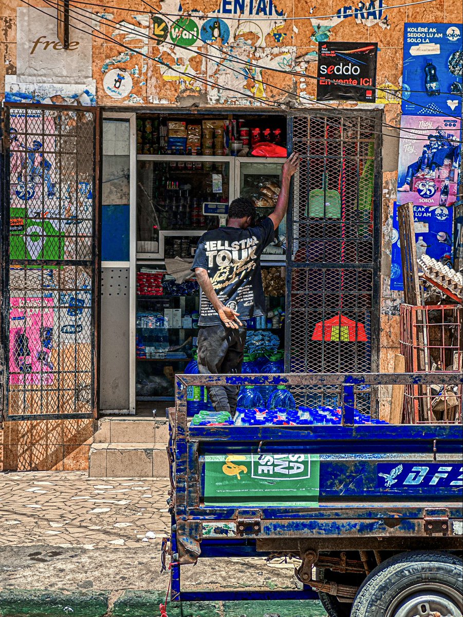 kalapo_moussa's tweet photo. Dans les rues de Dakar de Soumbedioune a Sandaga
#streetphotography #dakar #loveafrica #johnkalapo #senegalaise #senegal #rek #Jerejef https://t.co/PRnEV16Vaw