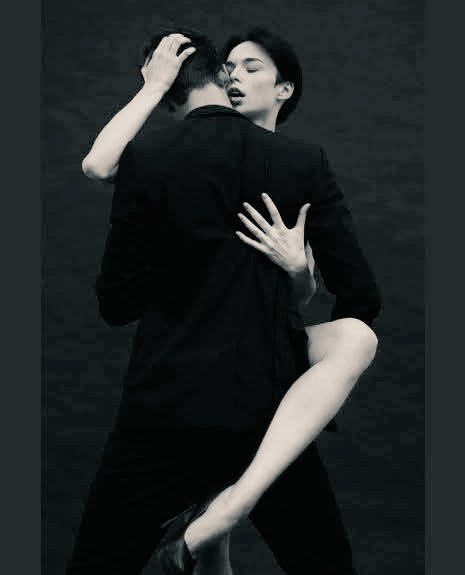"Que dure...
lo que tenga que durar.
Que dure meses, 
que dure días 
o que dure años;
que dure una vida entera,
que dure la eternidad,
que dure una segundo,
que dure un susurro, 
pero todo sea contigo".

     ~Mario Benedetti.