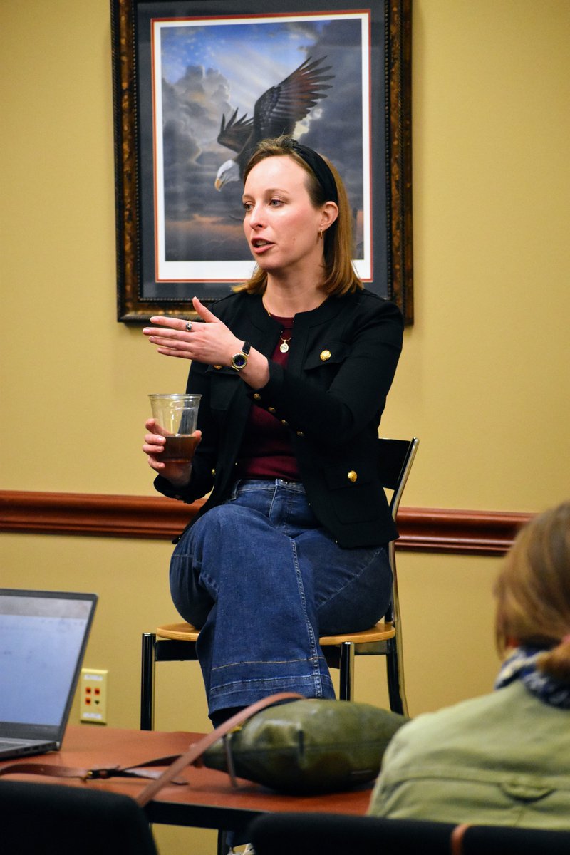 HardingHistPoli's tweet photo. On March 12th, students had an opportunity to meet our alumna Kathleen Larkin who has worked at the State Department in foreign affairs for the Balkans and the Arctic regions for over 12 years.  She presented a workshop on how to apply for a federal internship. https://t.co/maT6r0jFcr