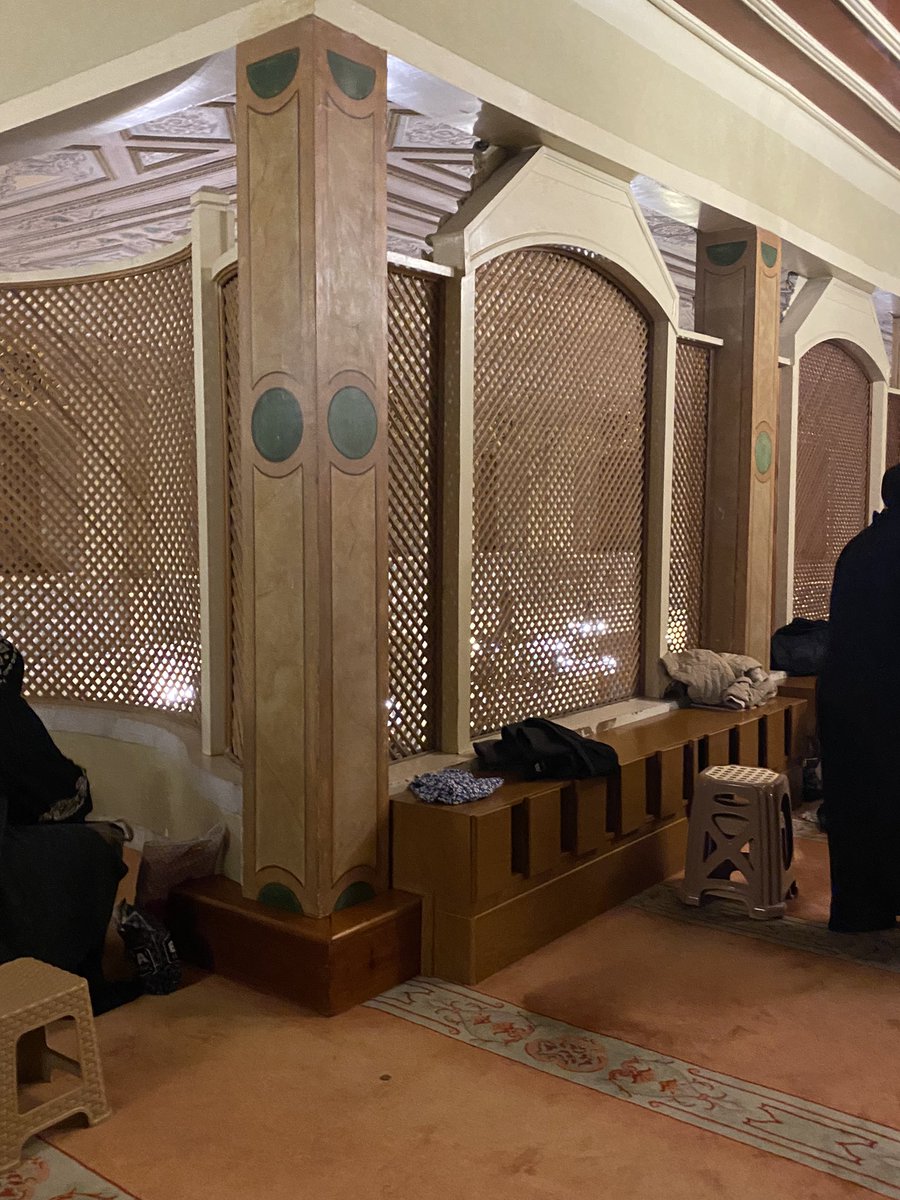 kethudaben's tweet photo. herhangi bir şal fırlatma olayına karşı önlem almış tek cami https://t.co/v1EVmKbODq