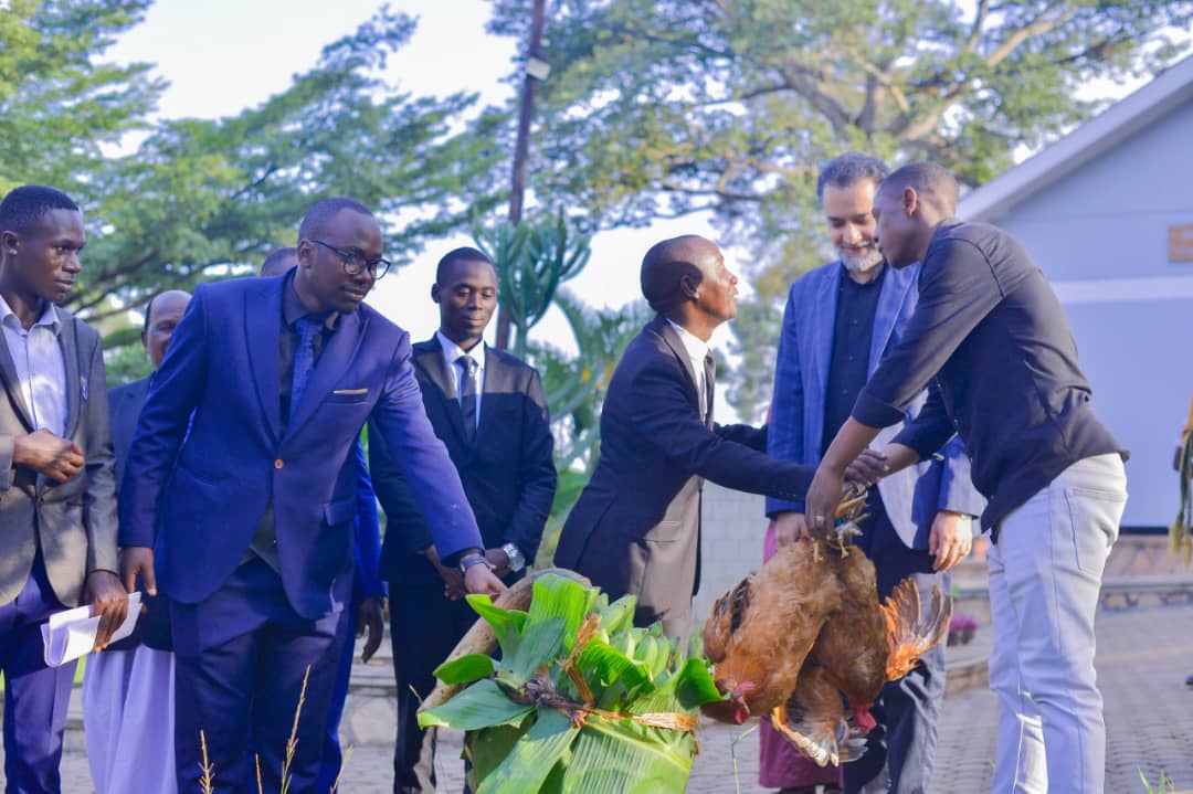 BugandaYouthC's tweet photo. Oweek. Robert Serwanga atandise enteekateeka y’okuluŋŋamya abavubuka n'okubawa amagezi ku ngeri gye balina okutambuza obulamu bwabwe etuumiddwa "Amagezi Muliro" bwabadde asisinkanye bannankobazambogo ku ttendekero lya Al-Mustafa Islamic College. @56Tribe @Bagandatweepsss https://t.co/irqqx1Ysxn