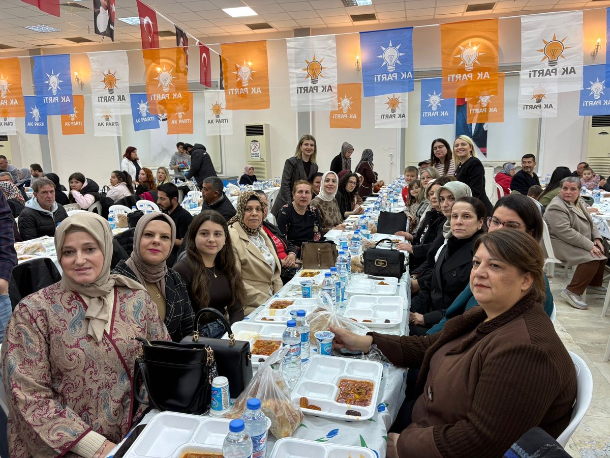 Vefa, geçmişi unutmayıp geleceğe sağlam adımlarla yürümek demektir. Bizler de bu şuur ve inançla aynı sofranın etrafında gönüllerimizi birleştirdik. 

Dünden bugüne Kırklareli teşkilatımızda görev yapmış teşkilat üyelerimizle, dava arkadaşlarımızla “Kırklareli Teşkilat Vefa