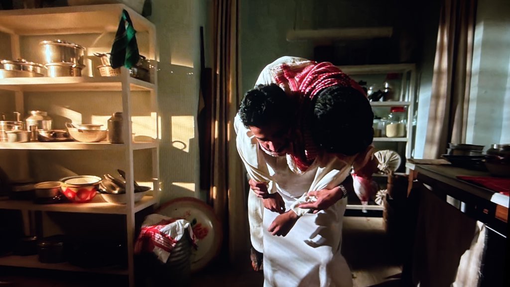 اشغلناهم اكتاف اكتاف عطونا مشهد للاكتاف 
It feels personal