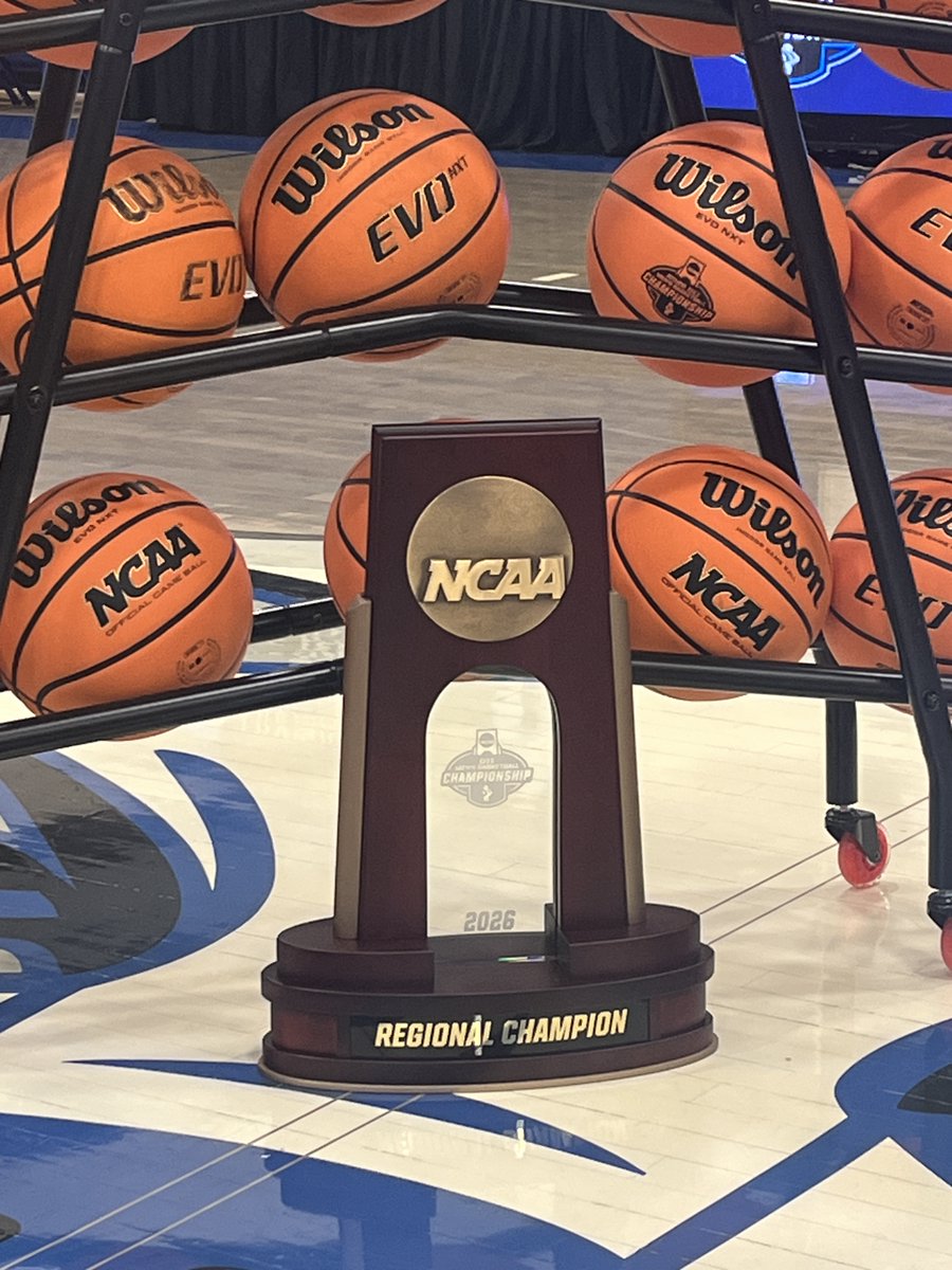 DaemenAthletics's tweet photo. A regional champion will be crowned tonight. Will it be #1 @DaemenMBB or #3 @STAHawksMBB heading to Pittsburgh for the @NCAADII Elite Eight?

Game is sold out! If you don't already have 🎟️ watch on the NCAA Championships Pass app or at https://t.co/JTpYjEYkHq https://t.co/uKCOkN8SoK