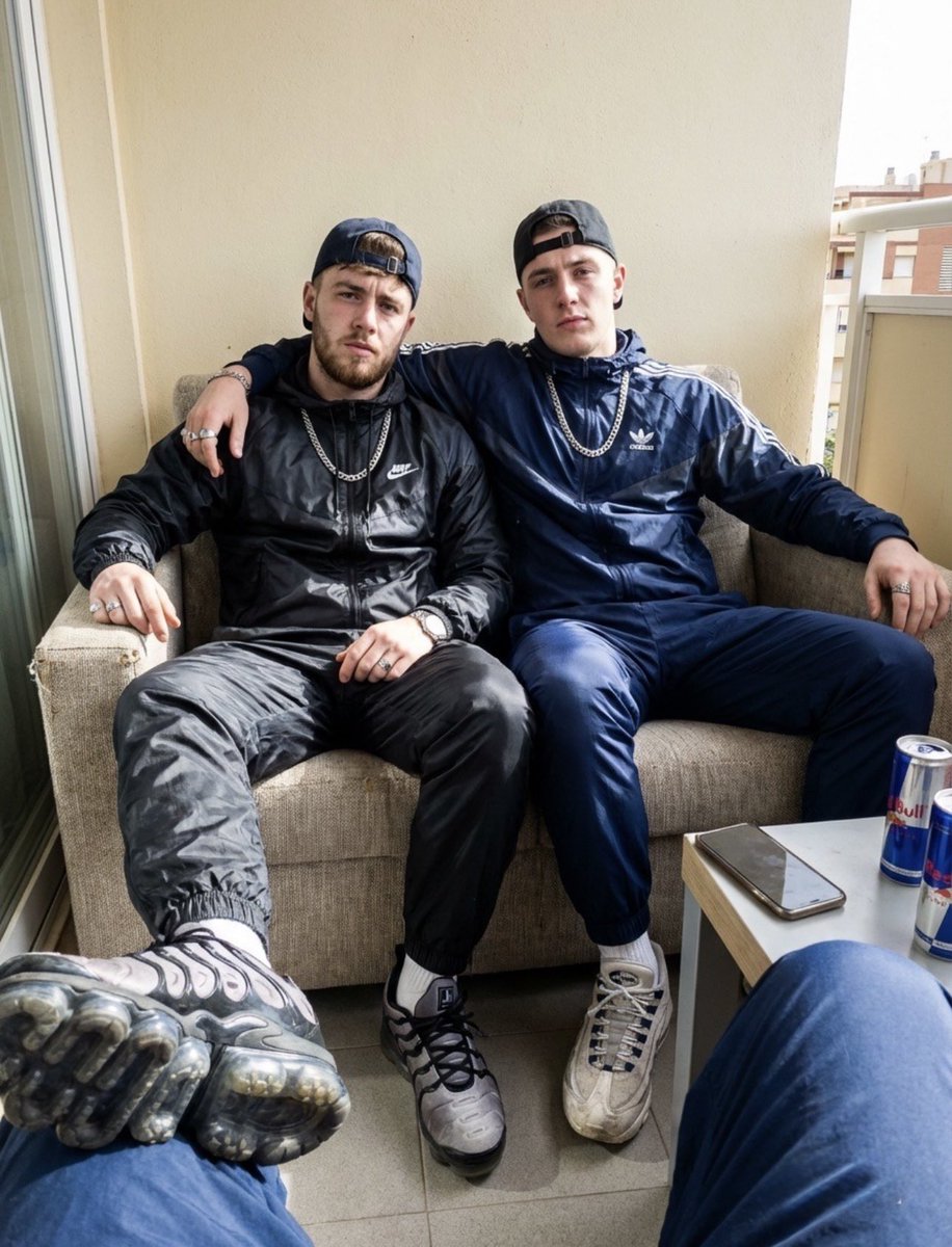 Silver_Scally's tweet photo. ⬅️LEFT OR RIGHT ➡️? #SilverScally https://t.co/2EbKsBwLRq
