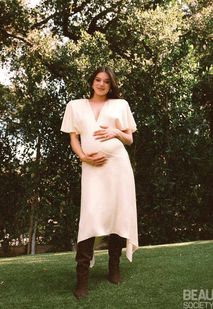 HAILEE MOTHER STEINFELD!