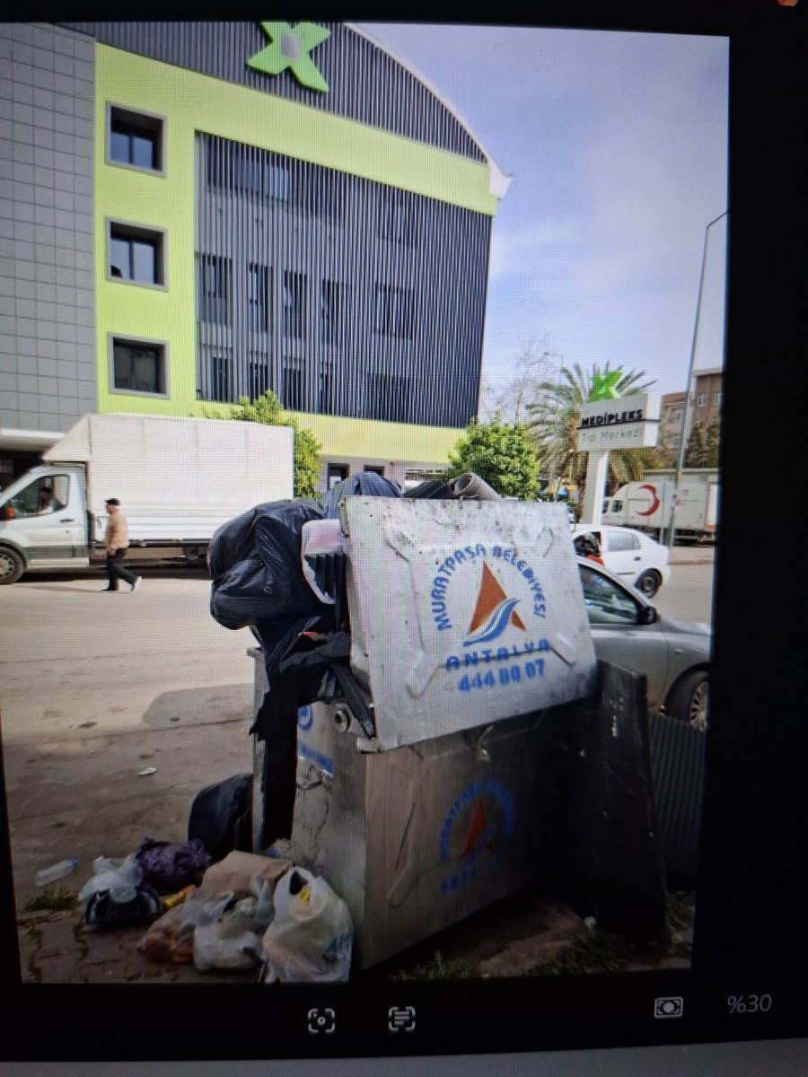 sherdnc's tweet photo. Etrafa dağılmış ,kötü koku ve çevre kirliliği meydana getirmektedir. Özellikle sağlık hizmeti sunulan bir noktada, eczane girişinin hemen önünde bu şekilde bir çöp birikiminin bulunması halk sağlığı, hijyen ve şehir estetiği açısından uygun değildir.@Av_umituysal @MuratpasaBld https://t.co/KSMcEW6EBP