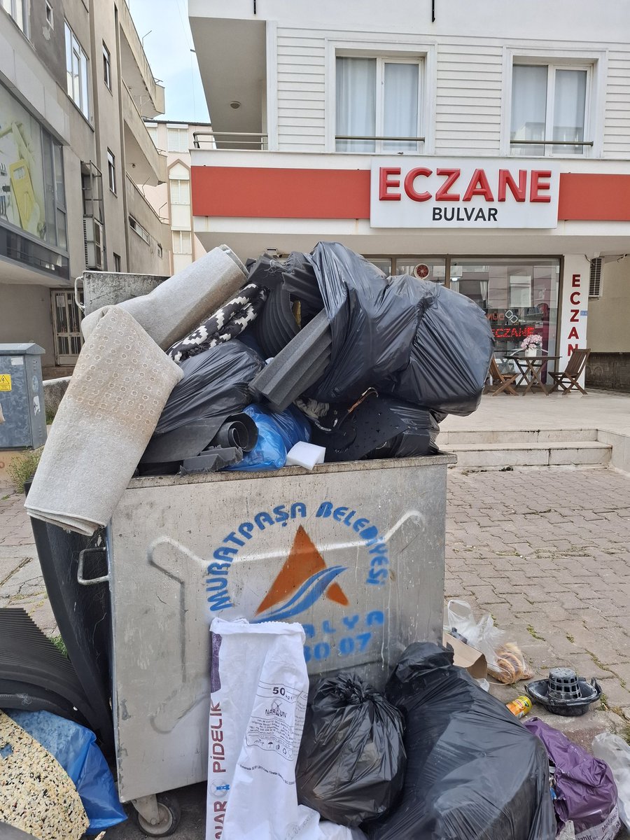 sherdnc's tweet photo. Etrafa dağılmış ,kötü koku ve çevre kirliliği meydana getirmektedir. Özellikle sağlık hizmeti sunulan bir noktada, eczane girişinin hemen önünde bu şekilde bir çöp birikiminin bulunması halk sağlığı, hijyen ve şehir estetiği açısından uygun değildir.@Av_umituysal @MuratpasaBld https://t.co/KSMcEW6EBP