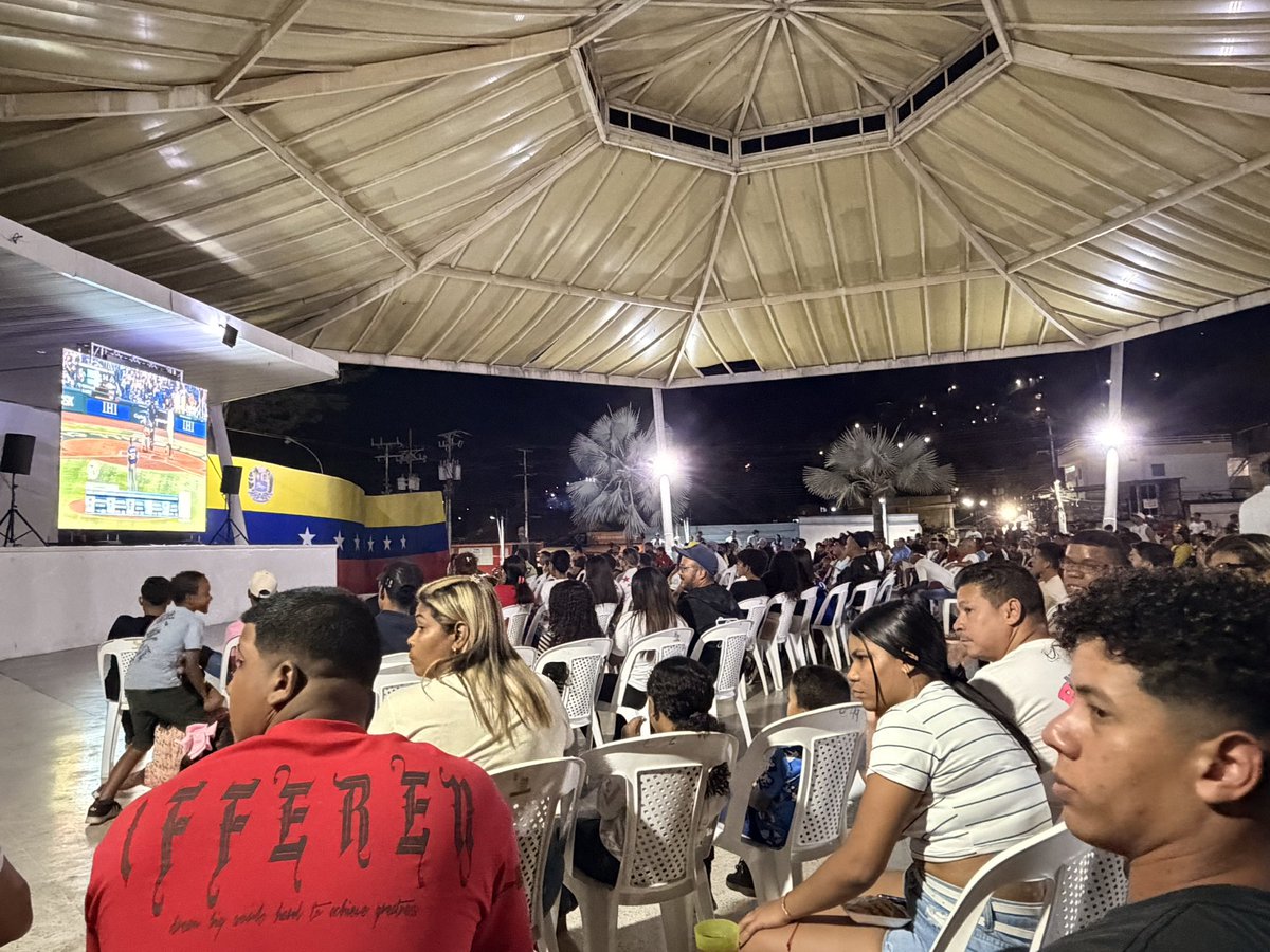 En pantalla gigante vía <a href="/Canal_Televen/">Televen</a> #BEISBOLxTELEVEN DESDE LA PLAZA MIRANDA DE GUANTA
