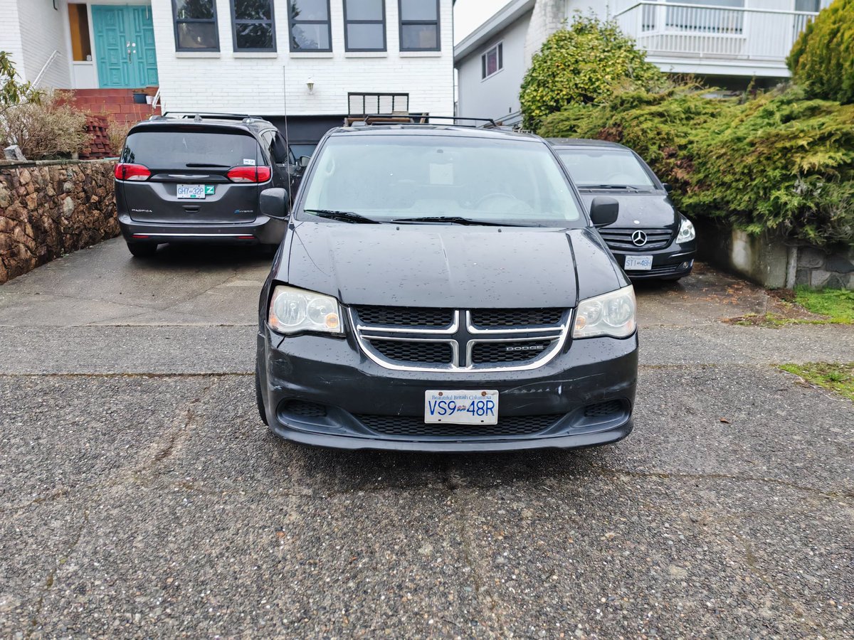 aaronksw's tweet photo. @CityofVancouver this house loves to block the sidewalk and it's not the first time this happened, it happened about 5-10 years ago. Please get a tow truck. Or fine this house. https://t.co/ORwxnsnGvY
