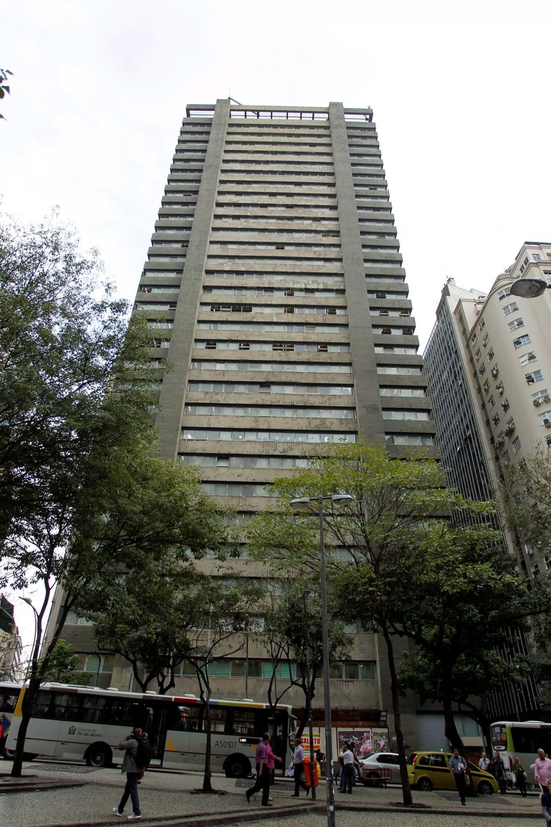 matheuszome's tweet photo. O último episódio dessa história é bem recente.

O Palácio Tiradentes, na esquerda, é de Archimedes.

Era a sede da Câmara Federal. Com Brasília, virou da ALERJ.

Em 2021, gastaram R$156 milhões (releia: 156) para migrar para o da direita. 

O nome é: "Edifício Lúcio Costa". https://t.co/zf9N1U25SO