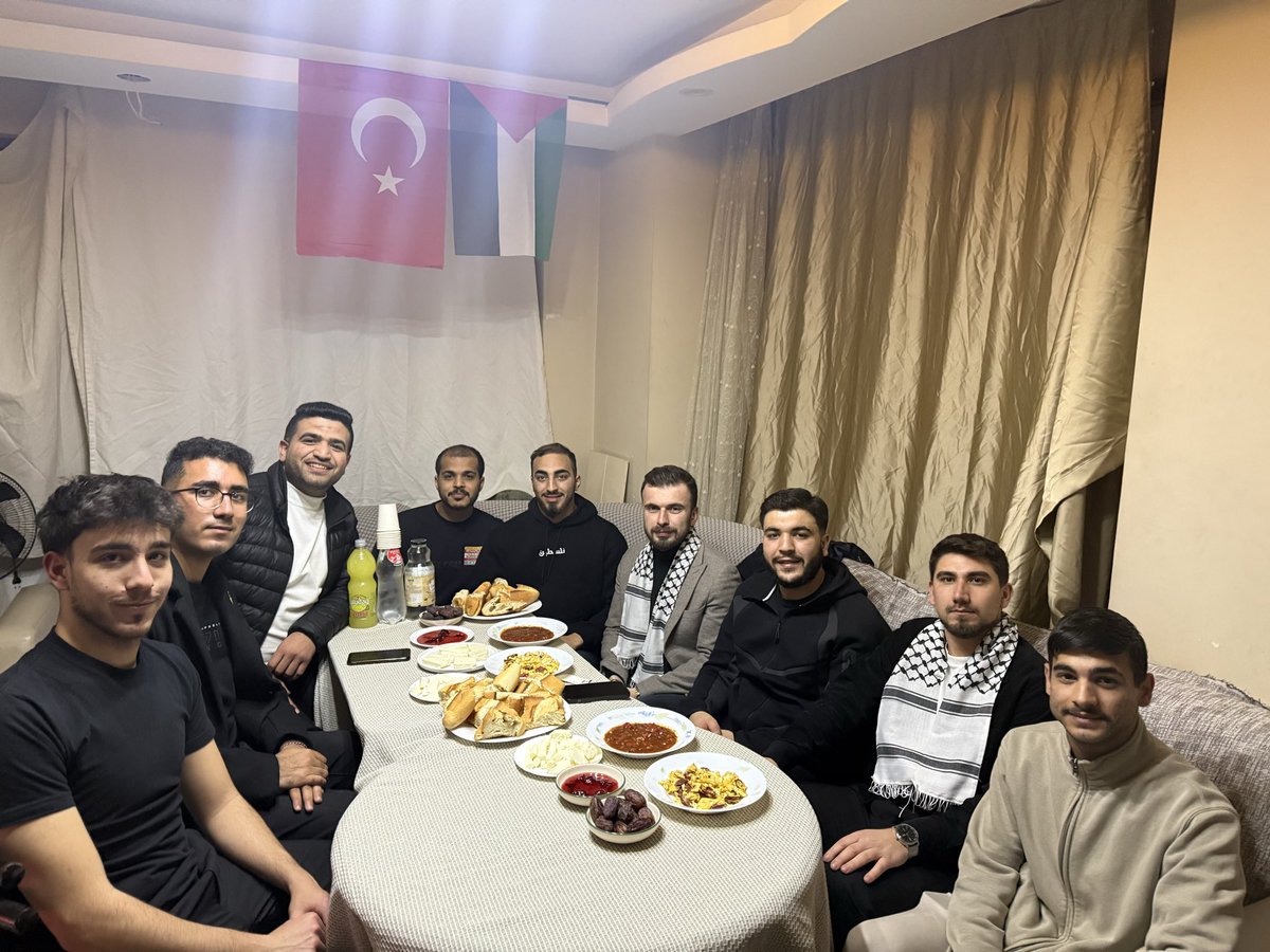 AK Parti İstanbul İl Gençlik Kolları İnsan Hakları Birimi olarak bu gece Filistinli öğrenci kardeşlerimiz sahur sofrasına misafir olduk.

#freepalestine