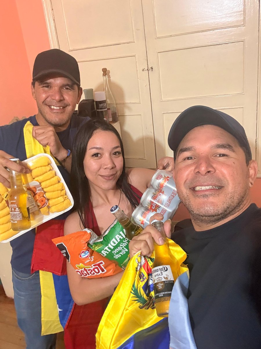 VManuVzla25's tweet photo. #Beisbolxteleven
Con Tequeños incluídos
DESDE BOGOTÁ!! 🇻🇪🏆⚾❤️
VAMOS PATRIA QUERIDA. https://t.co/kxH0TduFdl