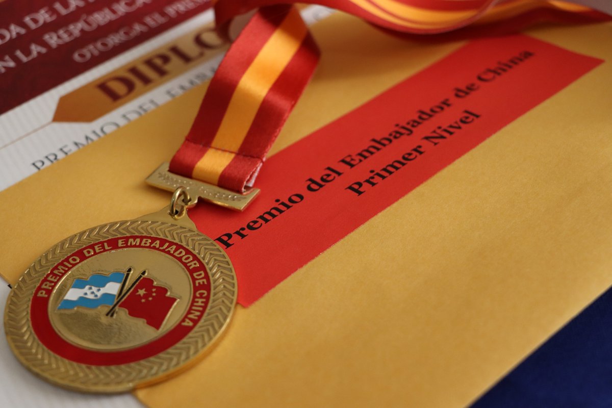 🎓✨¡La juventud es el futuro de la nación y la esperanza del pueblo!
Con esta convicción, desde 2025, la Embajada de China en Honduras ha instalado el “Premio del Embajador de China”. Hasta la fecha, este importante galardón ya ha llegado a la UPNFM, la UJCV y el Instituto