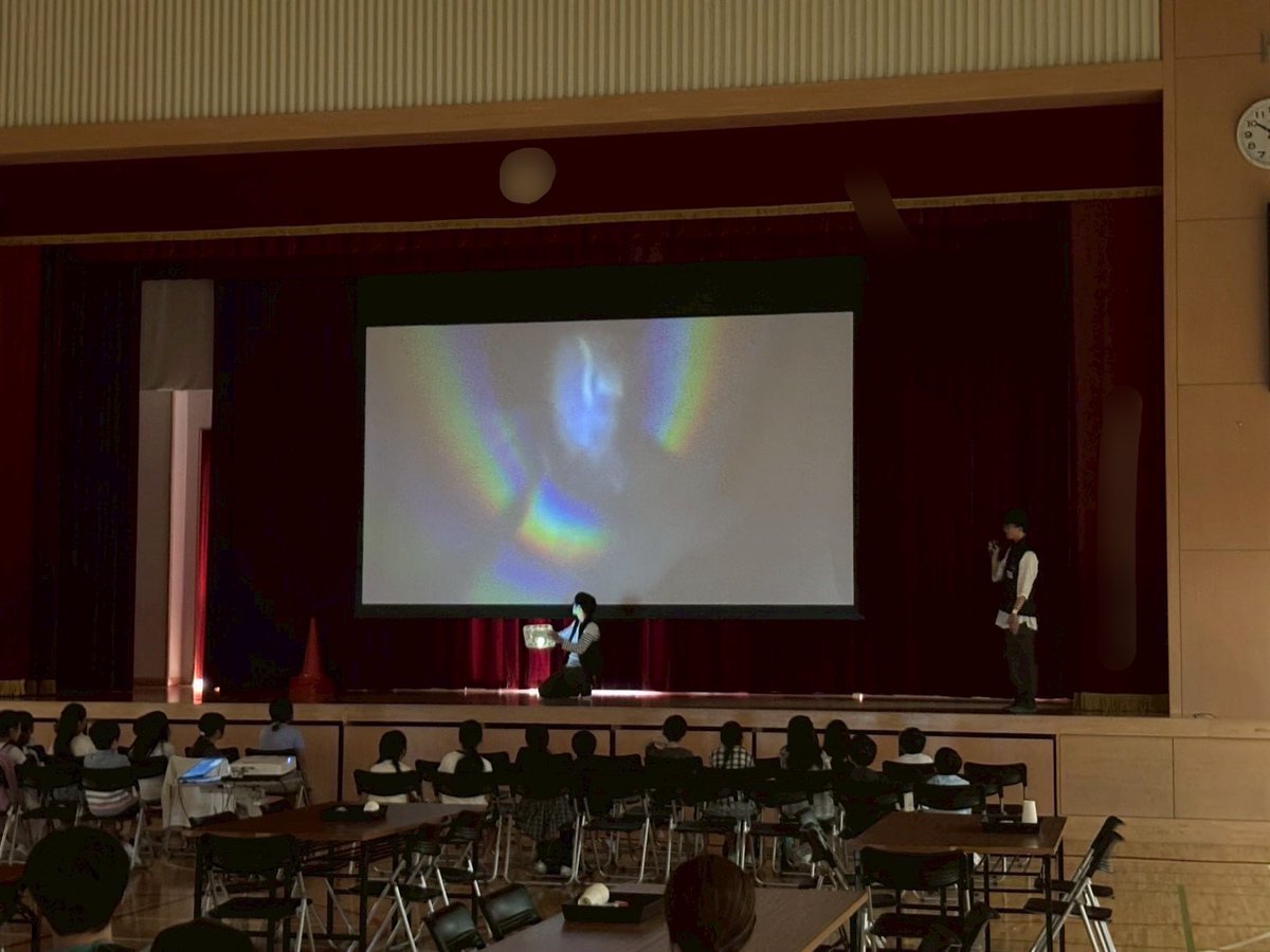 ut_cast_nc's tweet photo. 東大CASTは普段、小学校や公民館などで子ども向けのイベントを行なっています。
イベントの規模は小規模な実験教室、工作教室から大規模なサイエンスショーなどさまざまあり、テーマもさまざま。自分で参加したいイベントを選ぶことができるので、自分のペースに合わせた活動ができます！ https://t.co/4EYaeSmFUW