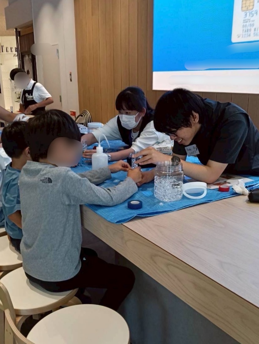 ut_cast_nc's tweet photo. 東大CASTは普段、小学校や公民館などで子ども向けのイベントを行なっています。
イベントの規模は小規模な実験教室、工作教室から大規模なサイエンスショーなどさまざまあり、テーマもさまざま。自分で参加したいイベントを選ぶことができるので、自分のペースに合わせた活動ができます！ https://t.co/4EYaeSmFUW