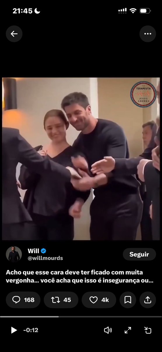 FunnyBoow's tweet photo. @deuspaz17 @willmourds Mas se você reparar bem, na hora que o cara pega na mão da moça, ela logo vai com a mão pra separar a mão deles... então sei lá 👀 https://t.co/dOq7lQj3ns