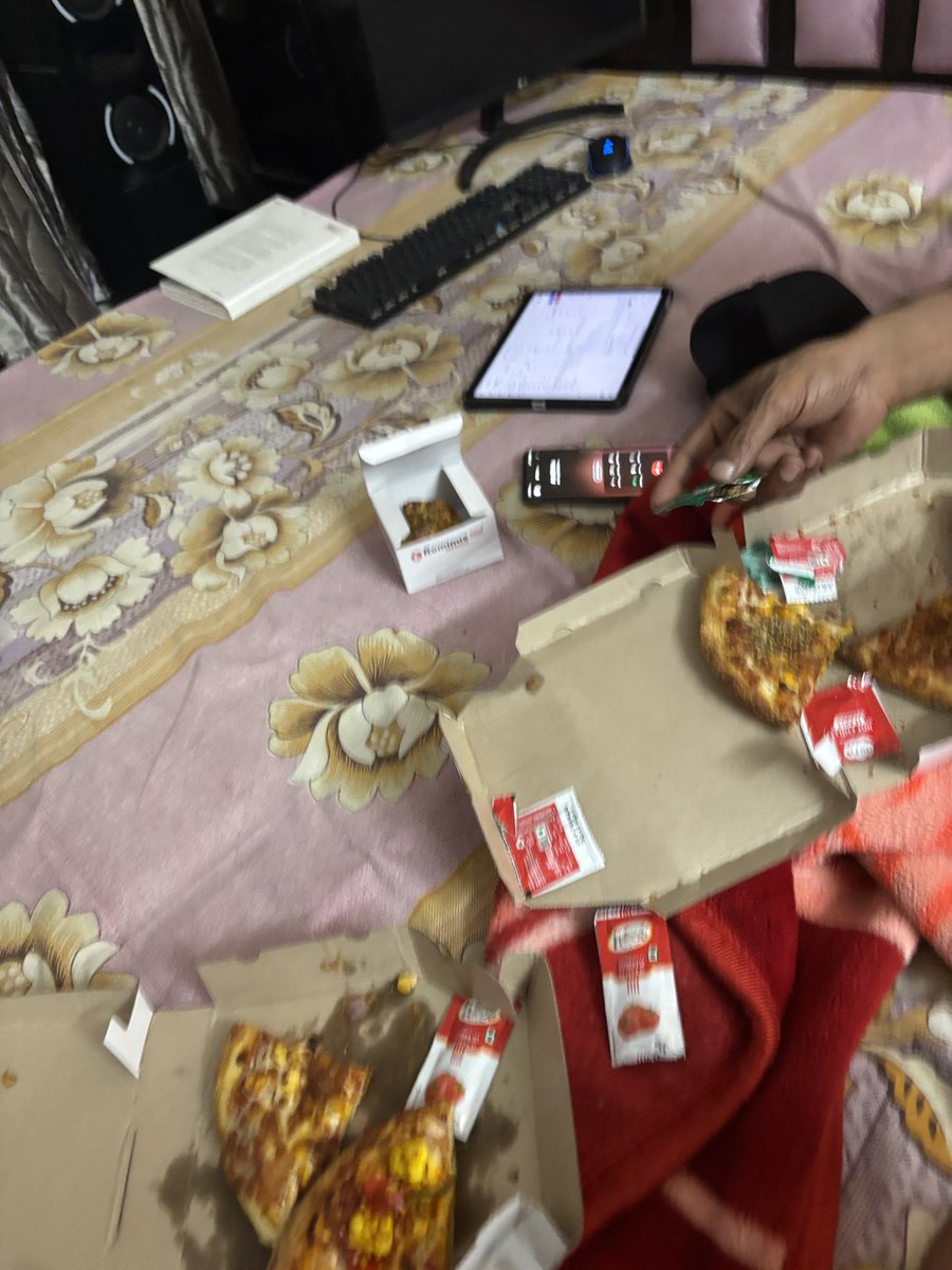 OFFICIALFITNES1's tweet photo. @Swiggy @SwiggyCares 
I order 2 pizza 1 garlic bread stick and 1 zingy parcel but the rominous pizza didn’t gave me the garlic breadsticks why I paid ₹169 and i didn’t get the food i want refund for that ASAP https://t.co/SuApKk9ugI