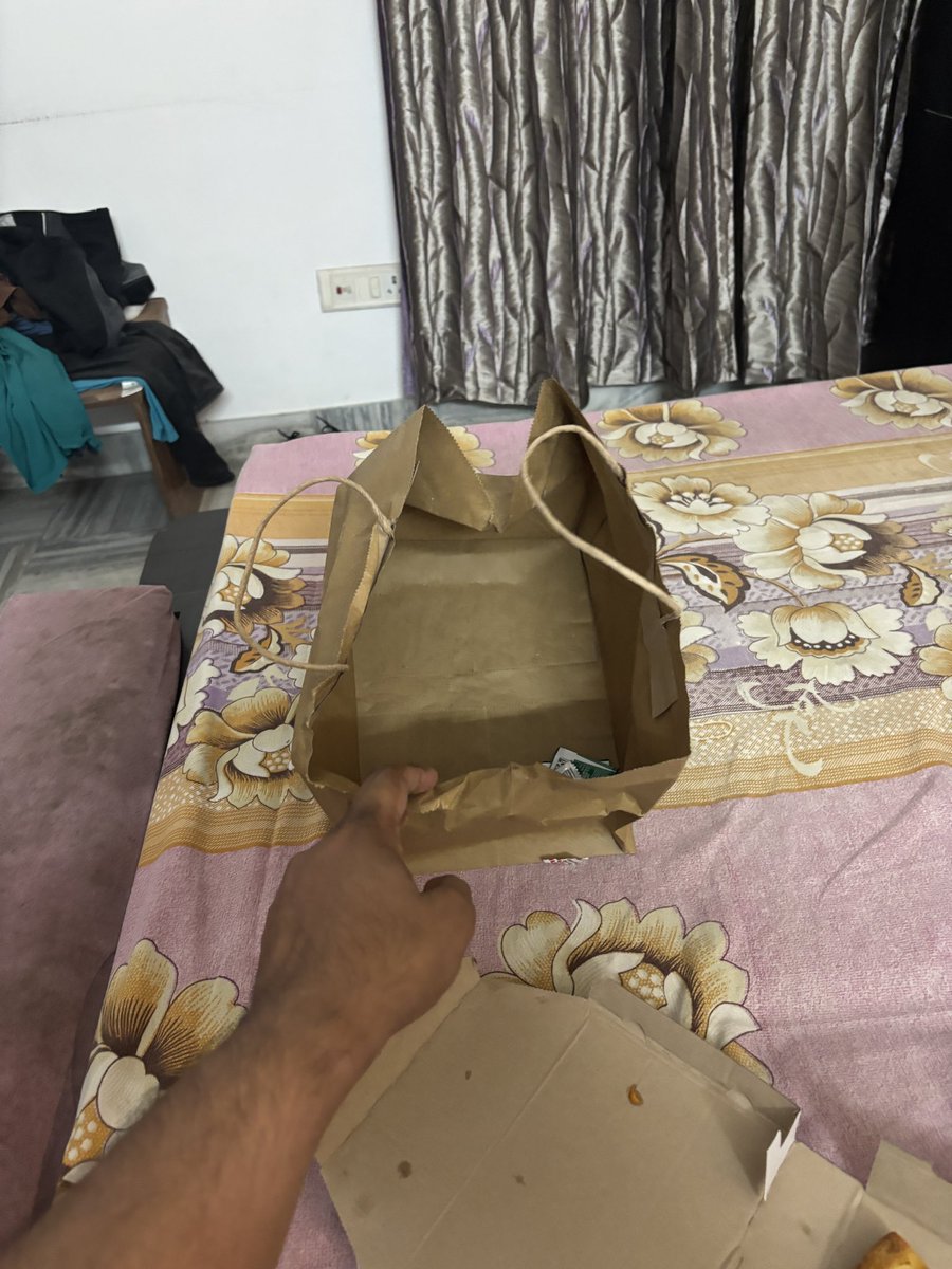 OFFICIALFITNES1's tweet photo. @Swiggy @SwiggyCares 
I order 2 pizza 1 garlic bread stick and 1 zingy parcel but the rominous pizza didn’t gave me the garlic breadsticks why I paid ₹169 and i didn’t get the food i want refund for that ASAP https://t.co/SuApKk9ugI