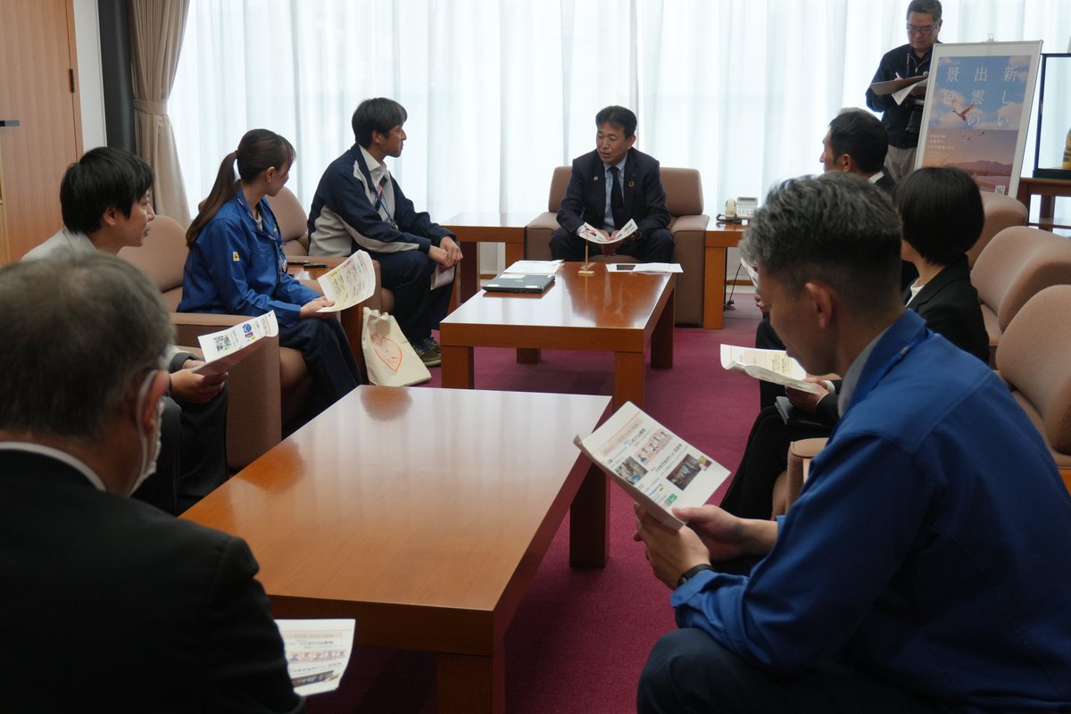 fmvshimane's tweet photo. 3/16、近隣企業との地域創生SDGs活動で出雲市長を訪問しました！
活動報告とともに、先日玉昌寺にてむすび営農組合さん・竹あかり縁さんと一緒に開催したトキ色竹あかりイベントの収益をトキ共生の寄付としてお渡ししました✨
2027年5月のトキ放鳥に向け今後も取り組みを進めていきます！#SDGs #出雲市 https://t.co/pwkoq3ReTy