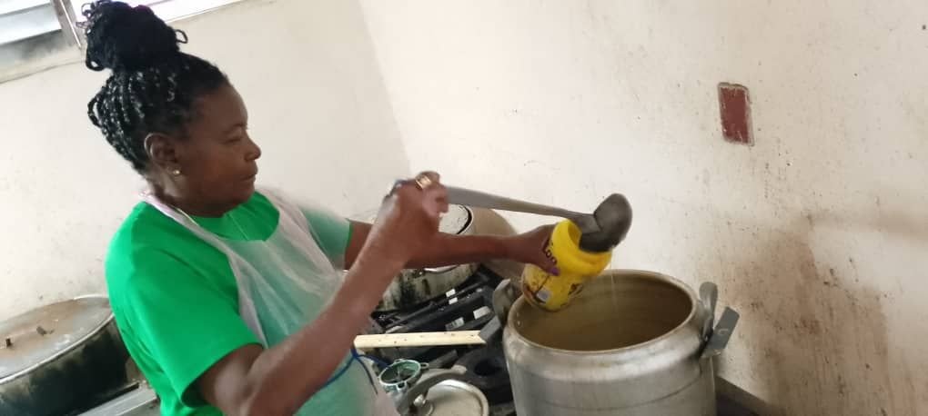 A pesar de la lluvia, la Empresa La Estrella llegó a la comunidad del Polipalo con su rica Caldosa. Los vecinos agradecieron el gesto, que nos hace más cubanos y humanos.
#VillaClaraConTodos