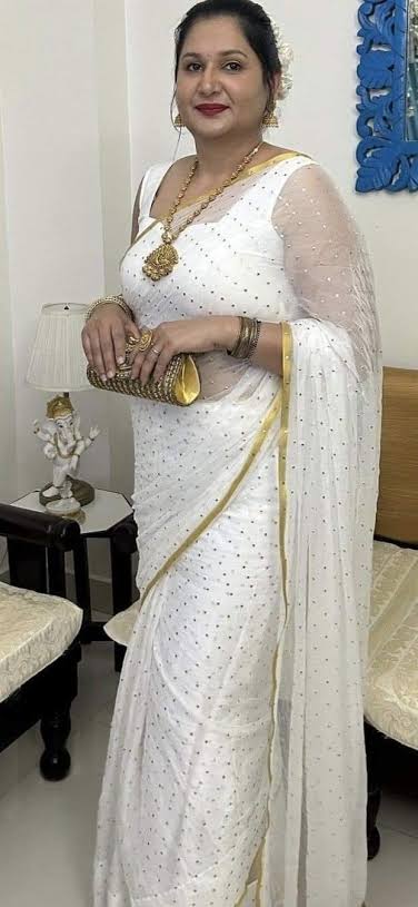 सभी स्त्री को सहृदय समर्पित🙏🙏

मैं अब बिल्कुल भी सुंदर नहीं हूं, एक भयंकर नाम जुड़ गया है मेरे नाम के साथ #विधवा।

आज दिल बहुत भारी है, इसलिए ये बातें लिख रही हूँ।
कई दिनों से एक बात मन में दबाए बैठी थी, लेकिन अब चुप रहना मुश्किल हो गया है।
रोज़ जब रात को फोन खोलती हूँ और