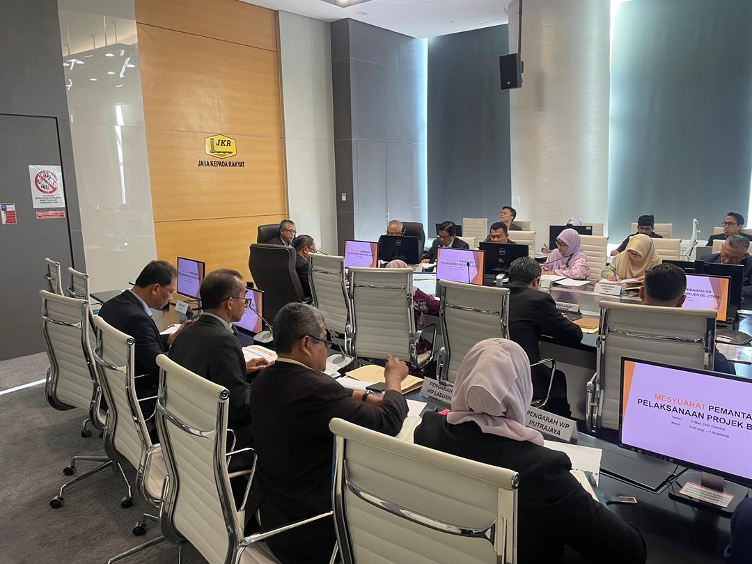UPPPCpab's tweet photo. 17.3.2026 Telah berlangsung Mesyuarat Pemantauan Pelaksanaan Projek Bil. 2/2026 yg dipengerusi oleh YBhg. Dato’ Sri  Ir. KPKR dan dihadiri oleh semua Pengarah Kanan, Pengarah Cawangan &amp; Negeri.
@IPJKR_Official
@RoslanisE
@Ar_Azman_5167
@JKRCPAB
#IamJKR https://t.co/JT78p7Smi8