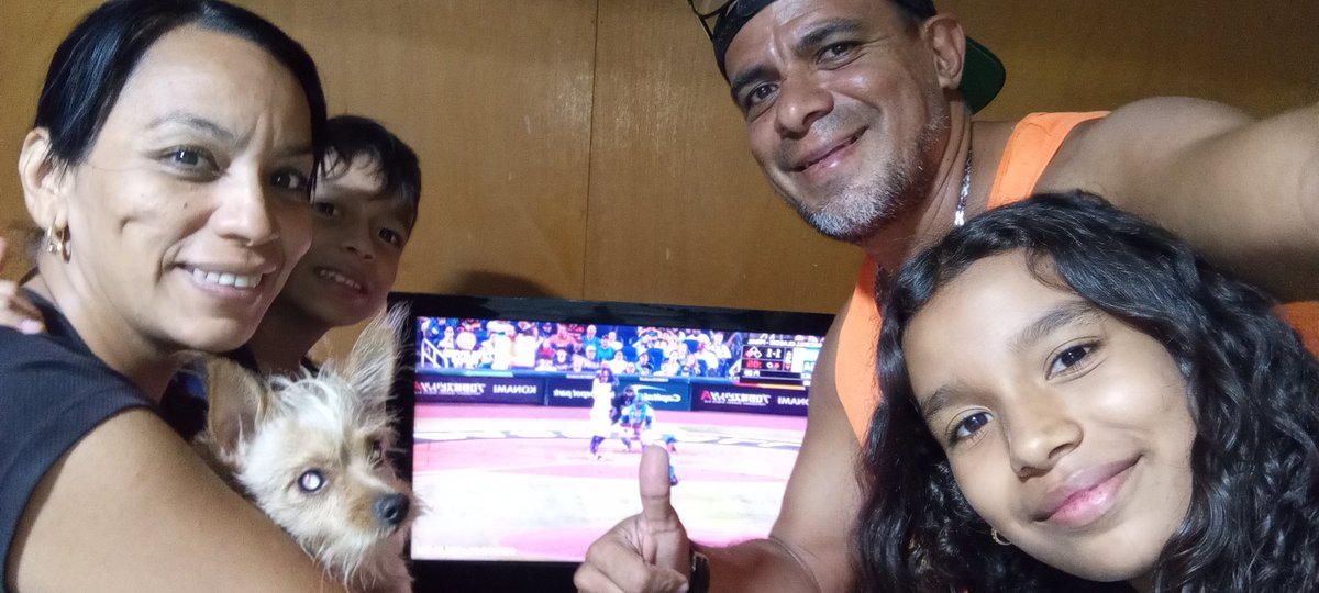PerroNevado's tweet photo. @Teledeportes_10 Un Saludo desde Maracay, hasta el perro viendo el juego.... Venezuela Campeón #BEISBOLxTELEVEN https://t.co/cNsoD95Px3