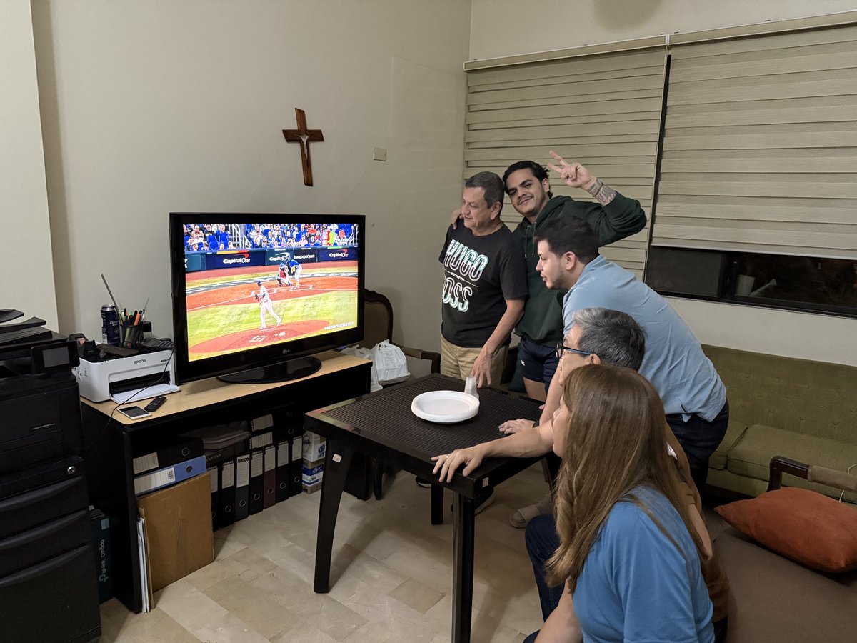 CleiberMC's tweet photo. Siguiendo a nuestra 🇻🇪🇻🇪🇻🇪 desde Ecuador #BEISBOLxTELEVEN https://t.co/Ku8riH91Vr