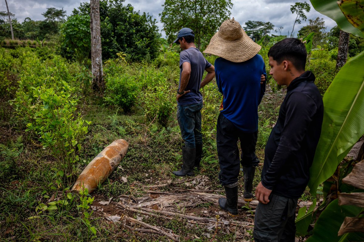 Junto al equipo de The New York Times en la frontera entre Ecuador y Colombia supimos por los campesinos locales de un hecho alarmante: Nos dijeron que habían encontrado una gran bomba sin explotar en una finca.

El artículo con <a href="/luisferre/">Luis Ferré-Sadurní</a> en español. 

nytimes.com/es/2026/03/17/…